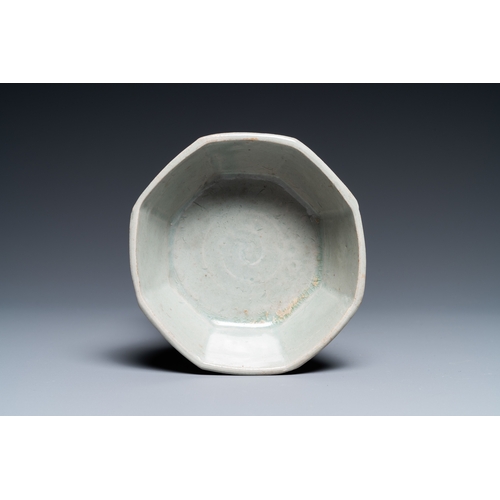 803 - A Korean inlaid celadon-glazed octagonal brush washer, probably Goryeo, 14/15th C.L.: 11,5 cm - H.: ... 