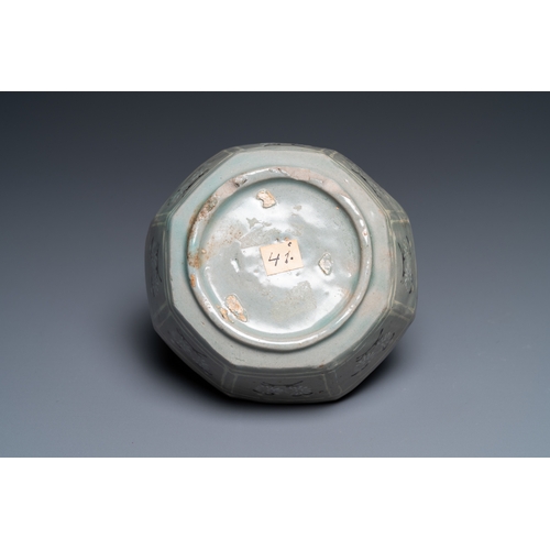 803 - A Korean inlaid celadon-glazed octagonal brush washer, probably Goryeo, 14/15th C.L.: 11,5 cm - H.: ... 