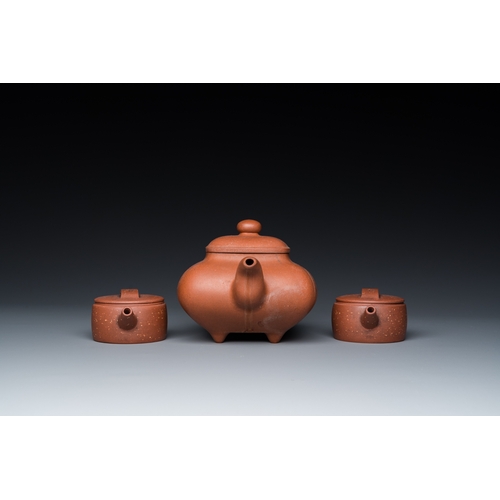 804 - Three Chinese Yixing stoneware teapots and covers, RepublicH.: 10,5 cm - L.: 19 cm (the largest)... 