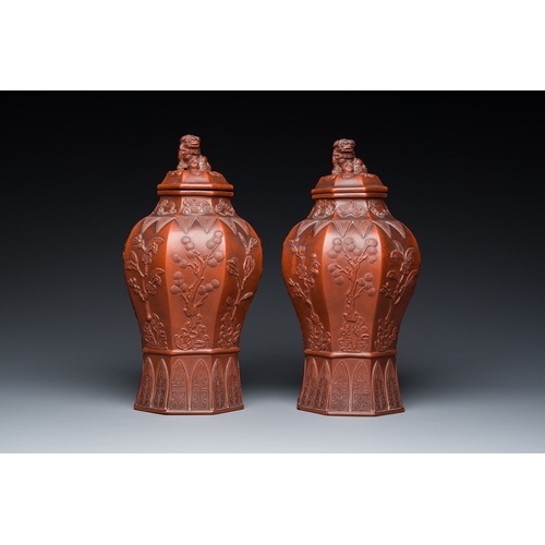 806 - An extremely rare pair of Chinese Yixing stoneware octagonal vases and covers, KangxiH.: 31,5 cm
 Pr... 