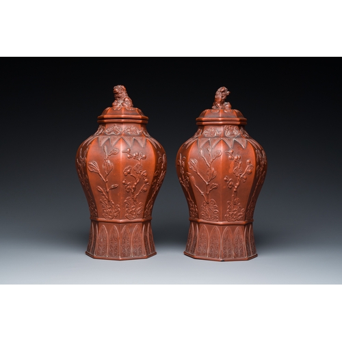 806 - An extremely rare pair of Chinese Yixing stoneware octagonal vases and covers, KangxiH.: 31,5 cm
 Pr... 