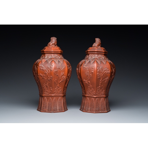 806 - An extremely rare pair of Chinese Yixing stoneware octagonal vases and covers, KangxiH.: 31,5 cm
 Pr... 