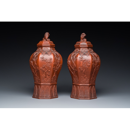 806 - An extremely rare pair of Chinese Yixing stoneware octagonal vases and covers, KangxiH.: 31,5 cm
 Pr... 