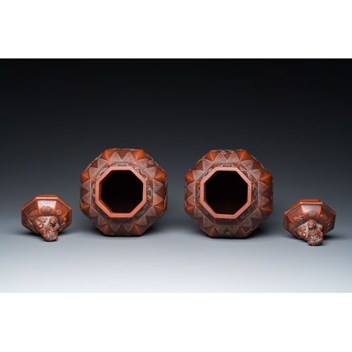 806 - An extremely rare pair of Chinese Yixing stoneware octagonal vases and covers, KangxiH.: 31,5 cm
 Pr... 