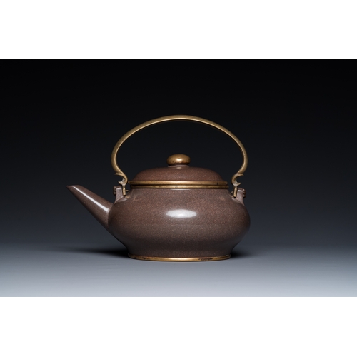 807 - A Chinese polished Yixing stoneware teapot and cover for the Thai market, 19th C.H.: 18,5 cm - L.: 2... 