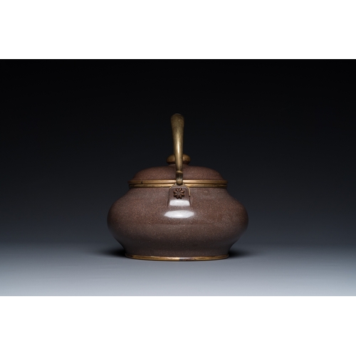 807 - A Chinese polished Yixing stoneware teapot and cover for the Thai market, 19th C.H.: 18,5 cm - L.: 2... 