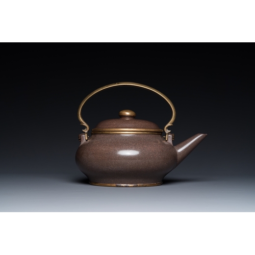 807 - A Chinese polished Yixing stoneware teapot and cover for the Thai market, 19th C.H.: 18,5 cm - L.: 2... 