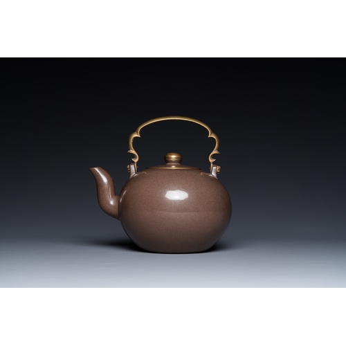 808 - A Chinese polished Yixing stoneware teapot and cover for the Thai market, 19th C.H.: 18,5 cm - L.: 2... 