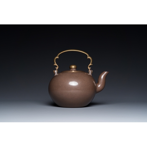 808 - A Chinese polished Yixing stoneware teapot and cover for the Thai market, 19th C.H.: 18,5 cm - L.: 2... 