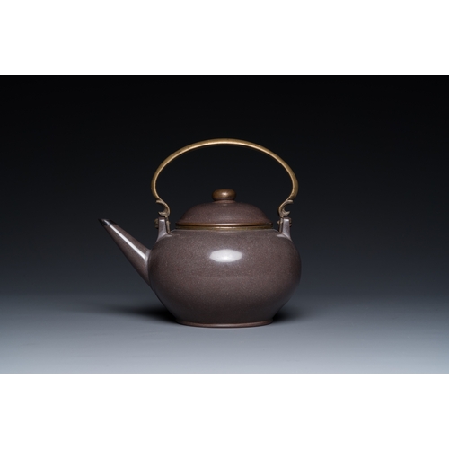 809 - A Chinese polished purple Yixing stoneware teapot and cover for the Thai market, 19th C.H.: 18 cm - ... 