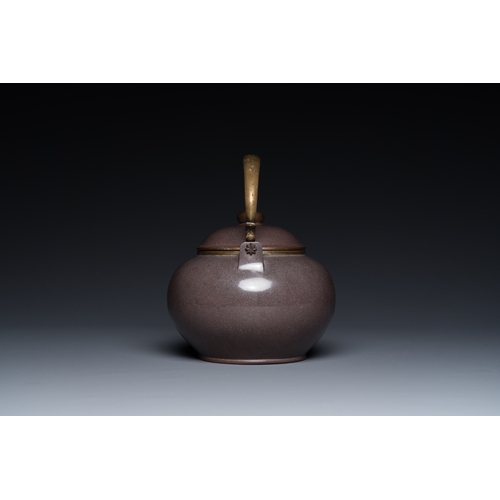 809 - A Chinese polished purple Yixing stoneware teapot and cover for the Thai market, 19th C.H.: 18 cm - ... 