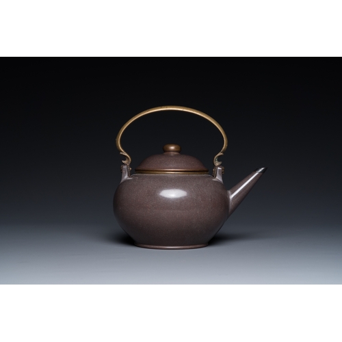 809 - A Chinese polished purple Yixing stoneware teapot and cover for the Thai market, 19th C.H.: 18 cm - ... 