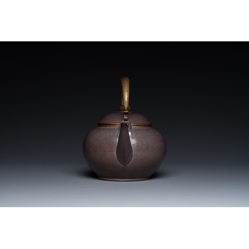 809 - A Chinese polished purple Yixing stoneware teapot and cover for the Thai market, 19th C.H.: 18 cm - ... 