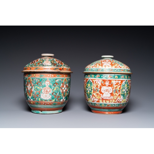 810 - Two large Chinese 'Bencharong' bowls and covers for the Thai market, 18/19th C.H.: 23 cm (excl. stan... 