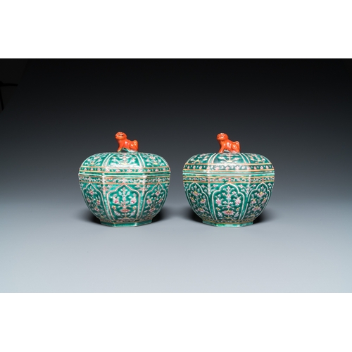 811 - A pair of Chinese Thai market Bencharong boxes and covers, 19th C.H.: 16,5 cm - Dia.: 16 cm... 