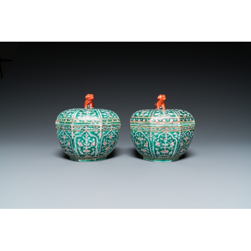 811 - A pair of Chinese Thai market Bencharong boxes and covers, 19th C.H.: 16,5 cm - Dia.: 16 cm... 