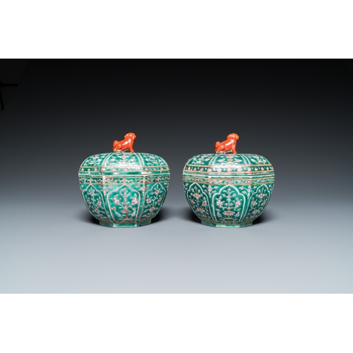 811 - A pair of Chinese Thai market Bencharong boxes and covers, 19th C.H.: 16,5 cm - Dia.: 16 cm... 