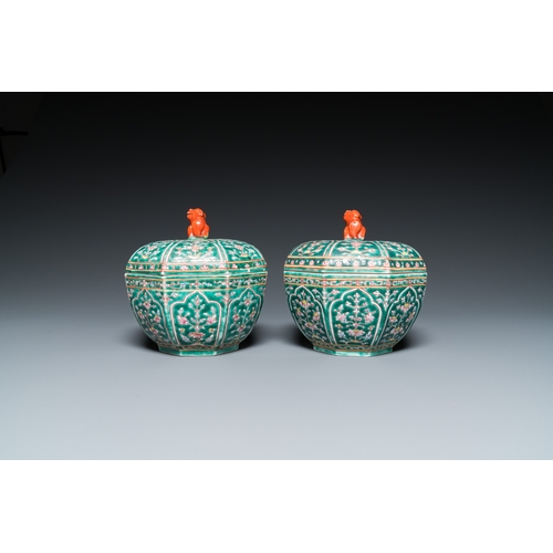 811 - A pair of Chinese Thai market Bencharong boxes and covers, 19th C.H.: 16,5 cm - Dia.: 16 cm... 