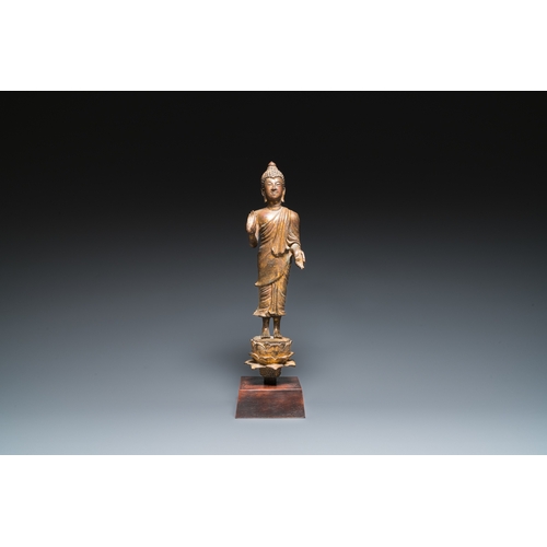 816 - A Thai gilt bronze Buddha Shakyamuni in Lan Na-style, probably 16th C.H.: 41 cm (incl. base) H.: 35 ... 