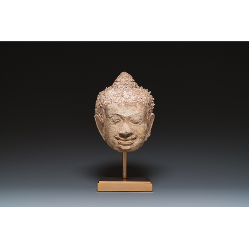 817 - A large Thai stucco head of Buddha, Haripunchai region, 13th C.H.: 42,5 cm (incl. stand) H.: 39,5 cm... 