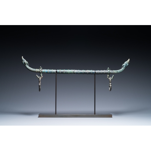 820 - A bronze Khmer palanquin fitting, Cambodia or Thailand, probably Angkor period, 13th C.L.: 84,5 cm -... 