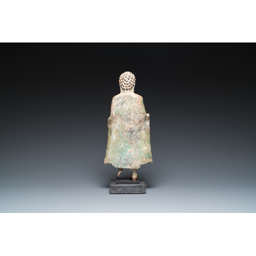 821 - A Thai bronze standing Buddha in Dvaravati-style, probably 7/8th C.H.: 41,5 cm (incl. base) H.: 37,5... 