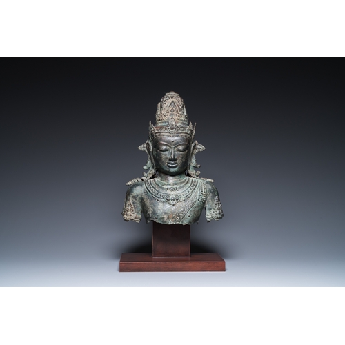 831 - A large Javanese bronze Majapahit bust of the god Shiva, Indonesia, probably 15/16th C.H.: 55,5 cm (... 