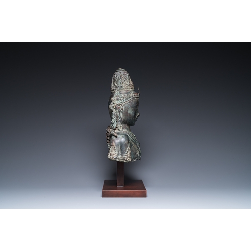 831 - A large Javanese bronze Majapahit bust of the god Shiva, Indonesia, probably 15/16th C.H.: 55,5 cm (... 