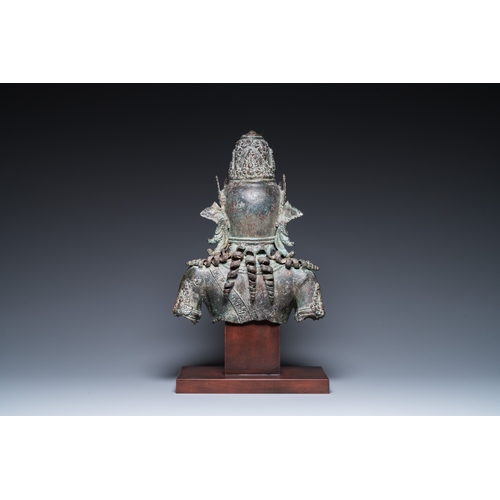 831 - A large Javanese bronze Majapahit bust of the god Shiva, Indonesia, probably 15/16th C.H.: 55,5 cm (... 