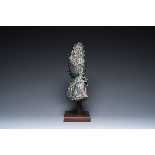 831 - A large Javanese bronze Majapahit bust of the god Shiva, Indonesia, probably 15/16th C.H.: 55,5 cm (... 