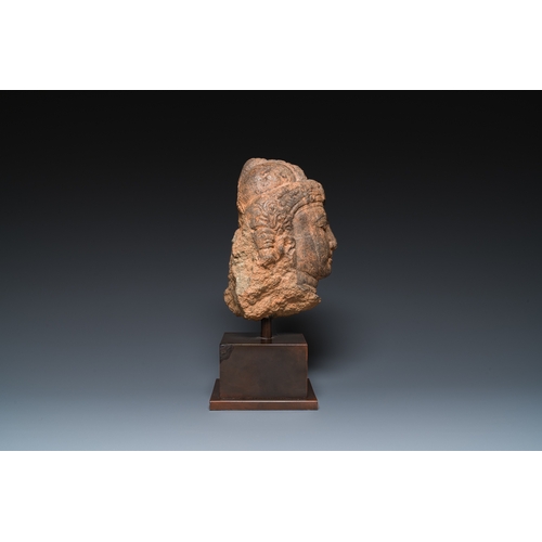 834 - A Javanese carved andesite stone head of Shiva, Indonesia, probably 8/9th C.H.: 35 cm (incl. stand) ... 