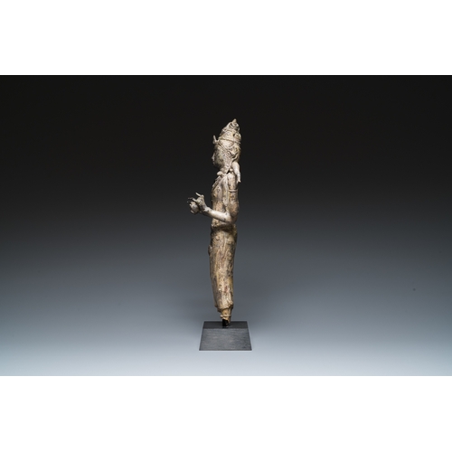 835 - A Javanese bronze Majapahit sculpture of the god Shiva, Indonesia, probably 14th C.H.: 46 cm (incl. ... 