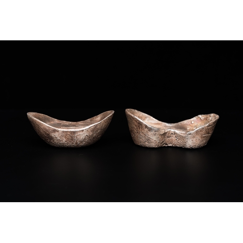 841 - Two Chinese silver ingots, Guangxu and Xuantong mark and probably of the periodL.: 8,5 cm - H.: 3 cm... 