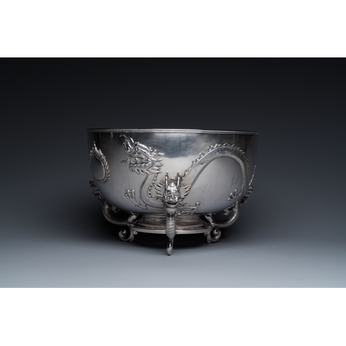 842 - A large Chinese silver bowl resting on three dragon feet, marked for Kun He, Shanghai, 19/20th C.Dia... 