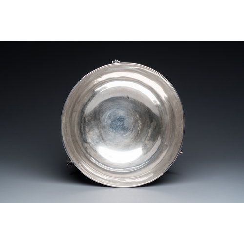 842 - A large Chinese silver bowl resting on three dragon feet, marked for Kun He, Shanghai, 19/20th C.Dia... 