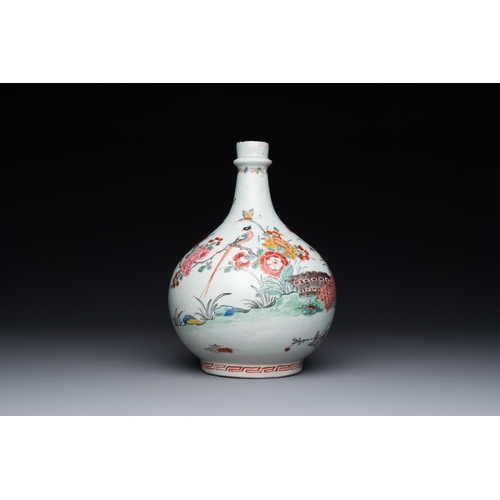 843 - A Dutch-decorated Japanese Arita bottle with Kakiemon-style decoration, Edo, 17/18th C.H.: 24 cm... 