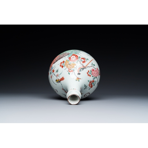 843 - A Dutch-decorated Japanese Arita bottle with Kakiemon-style decoration, Edo, 17/18th C.H.: 24 cm... 