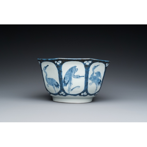 848 - A Japanese octagonal blue and white 'cranes' bowl, 18th C.Dia.: 18,5 cm - H.: 11 cm