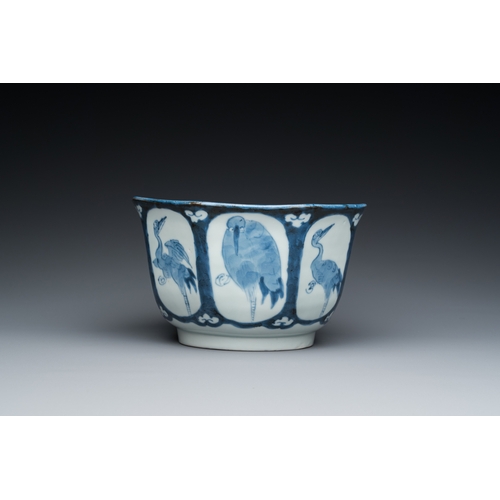 848 - A Japanese octagonal blue and white 'cranes' bowl, 18th C.Dia.: 18,5 cm - H.: 11 cm