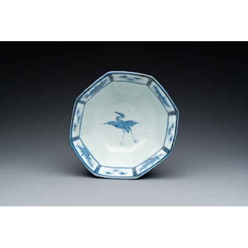 848 - A Japanese octagonal blue and white 'cranes' bowl, 18th C.Dia.: 18,5 cm - H.: 11 cm