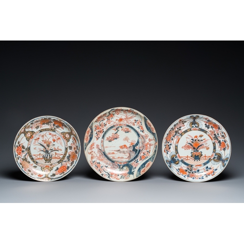 849 - Three Japanese Imari dishes, Edo, 17/18th C.Dia.: 27,5 cm (the largest)