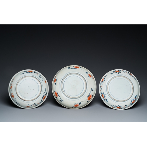 849 - Three Japanese Imari dishes, Edo, 17/18th C.Dia.: 27,5 cm (the largest)