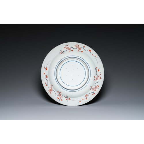 851 - A large Japanese Imari dish, Edo, 18th C.Dia.: 48,5 cm - H.: 8,5 cm