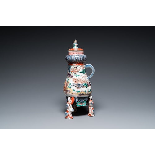 853 - A Japanese Imari 'nesting cranes' tripod fountain and cover, Edo, 17/18th C.H.: 40,5 cm... 