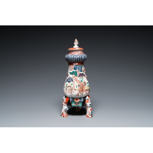 853 - A Japanese Imari 'nesting cranes' tripod fountain and cover, Edo, 17/18th C.H.: 40,5 cm... 