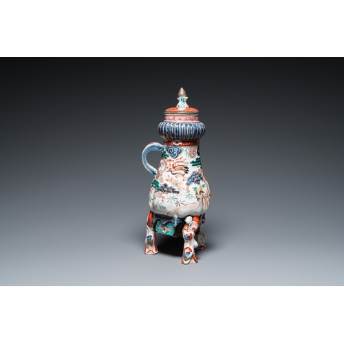 853 - A Japanese Imari 'nesting cranes' tripod fountain and cover, Edo, 17/18th C.H.: 40,5 cm... 