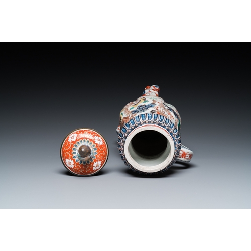 853 - A Japanese Imari 'nesting cranes' tripod fountain and cover, Edo, 17/18th C.H.: 40,5 cm... 