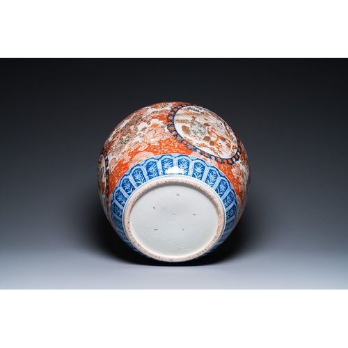 854 - A Japanese Imari fish bowl, Meiji, 19th C.H.: 41,5 cm - Dia.: 36,5 cm (top rim)