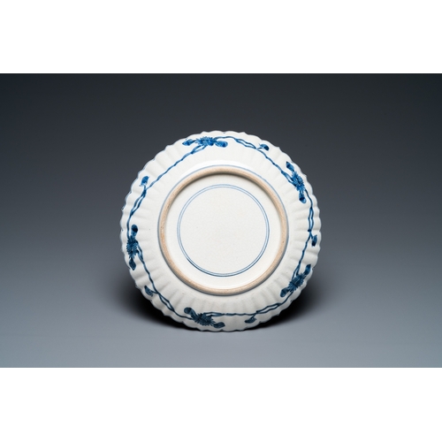 855 - A Japanese blue and white 'hare' dish, Arita, Edo, early 18th C.Dia.: 21,5 cm