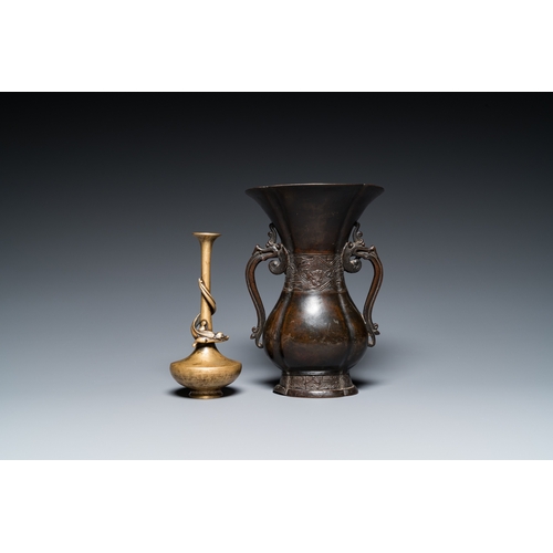 863 - Two Japanese bronze vases, Edo/Meiji, 17/19th C.H.: 23,5 cm (the tallest)